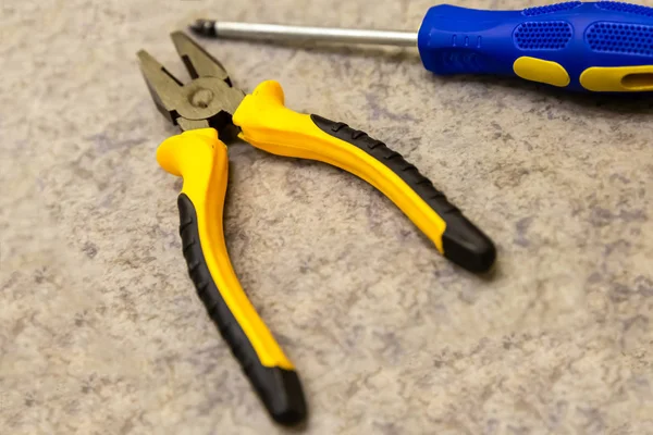 Tång skruvmejsel med blått handtag fokus botten av ram närbild verktyg manuell hjälp att bemästra — Stockfoto
