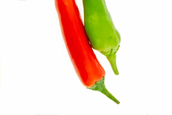 Red green pepper spicy couple of vegetables end pod stalk on a white isolated background — Stock Photo, Image