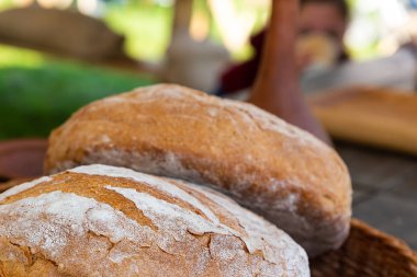 lezzetli bir doğal fırıncı sokak sayacı taze yuvarlak ekmek closeup çifti