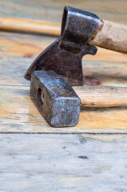katlanmış araçlar balyoz balta siyah eski ahşap taban yakın çekim üzerinde yıpranmış