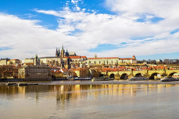 República Checa Praga Março 2017. Castelo de Praga vistas da cidade velha de Karlov Ponte através do rio Vltava palácio do governo famoso — Fotografia de Stock