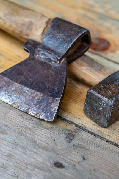 Svart skarp AX närbild på bakgrund hammare stora tunga på trä styrelser designverktyg — Stockfoto