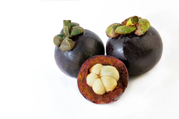 Εξωτικά φρούτα μανγκοστίν γύρο νόστιμο λευκό καρδιά ζευγάρι ολόκληρα μισά σε απομονωμένο φόντο — Φωτογραφία Αρχείου