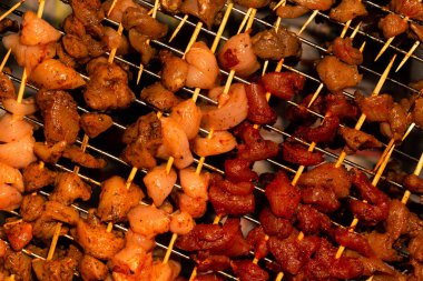 keskin baharatlı et şişkör kırmızı biber ahşap şiş seti lezzetli lezzetli