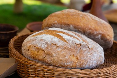 taze pişmiş ekmek lezzetli yuvarlak tek parça kahverengi bir hasır sepet eko rustik set tasarımı