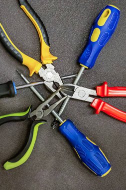 üç tornavida mavi kauçuk seti pliers kırmızı sarı yeşil makro el aletleri arka plan onarım