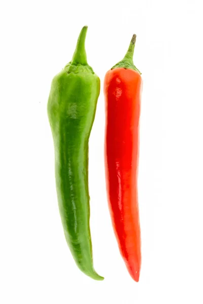 Érett chili paprika piros, zöld Pod párhuzamos zöldségek fényes éles fehér háttér design háttér — Stock Fotó