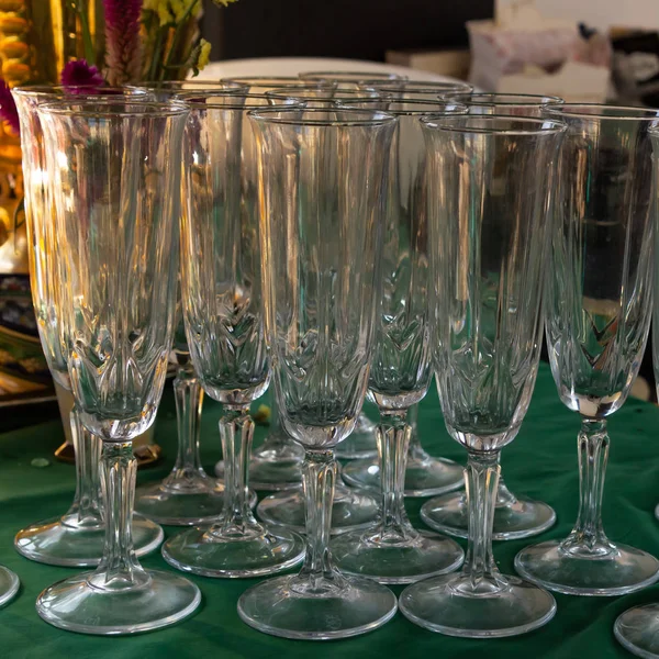 Yüksek ince cam seti şampanya kutlama şeffaf tasarım arka plan — Stok fotoğraf