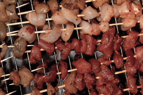 Ham salamura tavuk tavuk hindi domuz eti barbekü için ahşap şiş ler hazırlık aromalı — Stok fotoğraf
