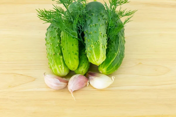 Ensemble concombres tranche croustillante fraîche d'ail aneth légumes groupe billettes salage sur une surface en bois — Photo