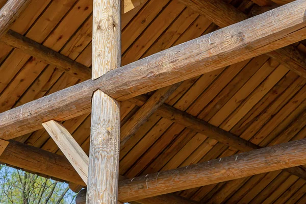 Vigas redondas construcción edificio diseño cobertizo techo alto tableros de madera — Foto de Stock