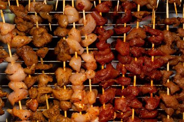 et kepçe tavuk domuz çeşitli et lezzetleri kırmızı biber köri renkli seti