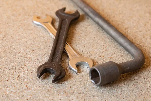 Narzędzia do naprawy maszyny są rozproszone na podłodze zakładu, klucz sześciokątny narzędzia ręczne — Zdjęcie stockowe