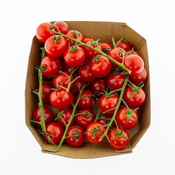 Conjunto de tomate cereja vermelho mini galho legumes delicioso cesta de papelão doce fundo branco — Fotografia de Stock