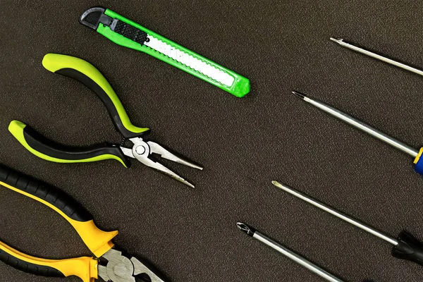 Rad av verktyg gummi Avbitartång grön kniv byggnad metall skruvmejsel mönster byggnad — Stockfoto