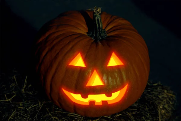 Glödande olyckslysande huvud lykta Jack traditionell dekor Halloween brinnande skrämmande leende ögon — Stockfoto
