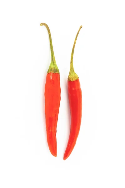 Par de chiles rojos picantes vainas delgadas de un par de verduras sobre un fondo blanco aislado —  Fotos de Stock