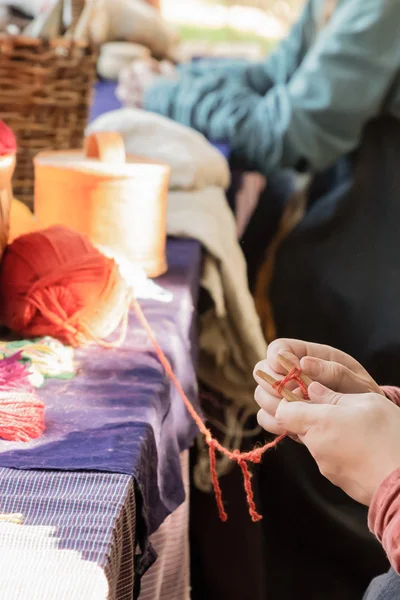 Деревянные вязальные иголки плетение палочки нити, деревенский дизайн естественное производство — стоковое фото