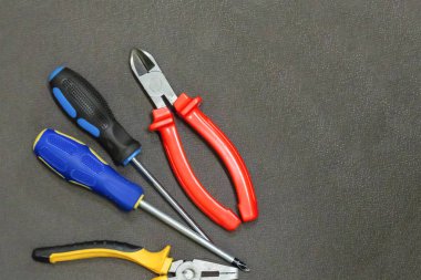 kırmızı nippers mavi tornavida tasarımı dik açı kopyalama alanı gri arka plan seti