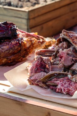 yaban domuzu et domuz koyu lezzetli egzotik ahşap bir arka plan üzerinde bir yangın pişmiş