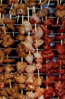 set tavuk eti domuz şiş kebap dilimleri aromalı kırmızı biber biber köri arka plan mutfak dikey