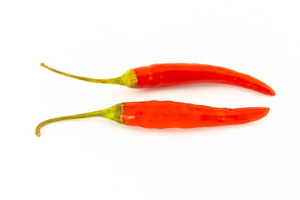 Гарячий перець пару стручків червоного овоча паралельно на білому фоні барвистий дизайн — стокове фото