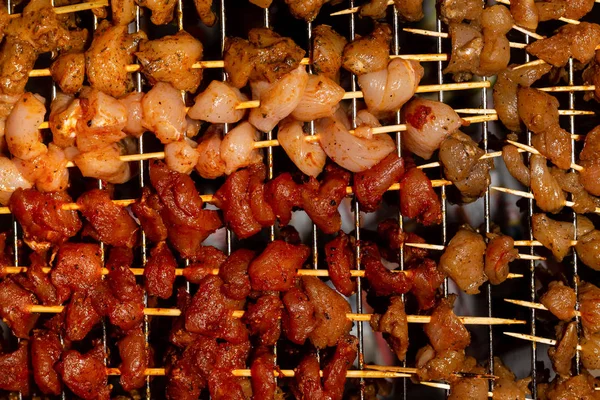 Arka plan mutfak et tavuk domuz iştah açıcı şiş renkli aromalı birçok adet — Stok fotoğraf