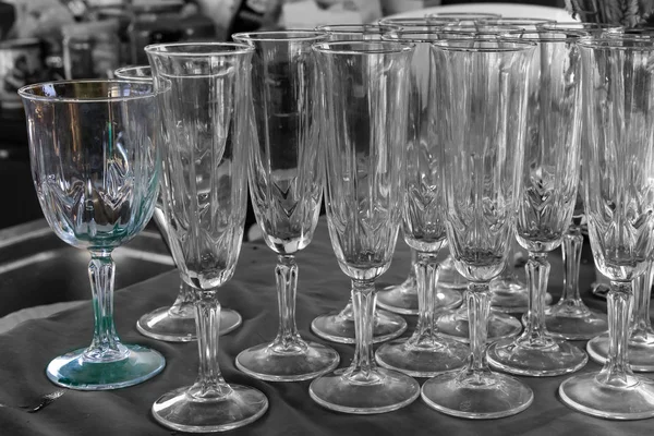 Şeffaf cam şarap bardakları uzun şampanya kutlama desen arka plan — Stok fotoğraf