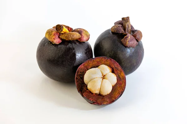Definir mangostão de frutas aberto com casca de pele dura de fruta sólida núcleo suculento branco — Fotografia de Stock