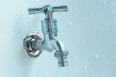 metal musluk parlak yağmur damlaları yakın çekim su kaynağı kentsel tasarım temeli