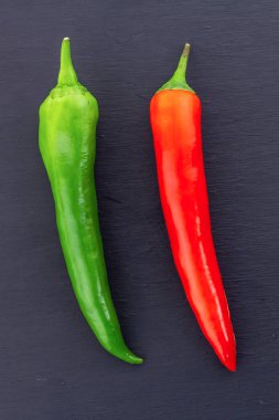 siyah arka plan uzun bakla yakın çekim paralel dikey yeşil kırmızı biber