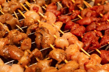taze lezzetli terbiyeli tavuk baz mutfak seti şiş kebap closeup arka plan tabanı