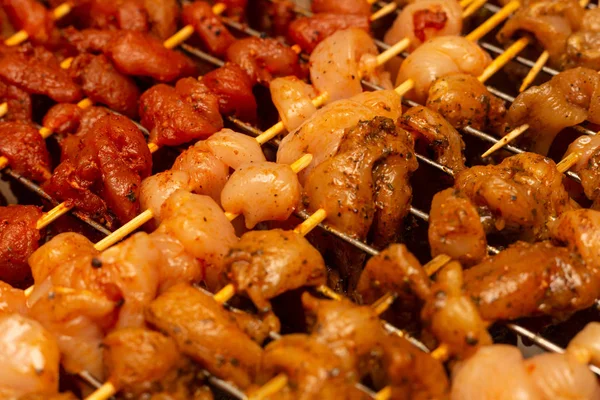 Barbekü et domuz eti baharatlı lezzetli arka plan mutfak taban tasarımı çiğ parçalar — Stok fotoğraf