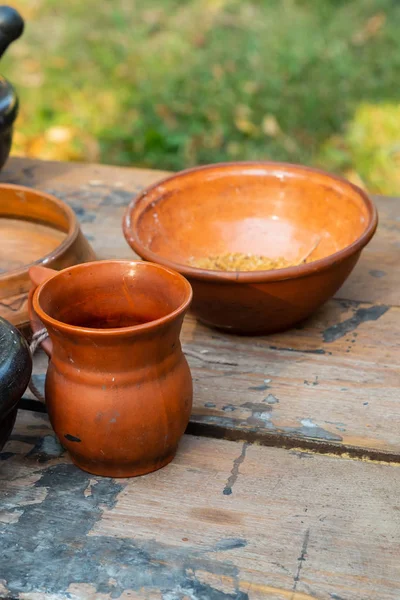 Plato de jarra de vajilla de barro utensilios rústicos tradicionales europeos en una mesa de madera — Foto de Stock
