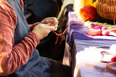 eller iğneler kırmızı iplik geleneksel üretim ile örgü. Rustik tasarım manuel üretim