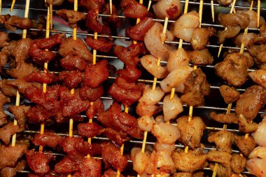 çiğ şiş kebap baharatlı sıcak kebap domuz tavuk dikey ahşap şişler