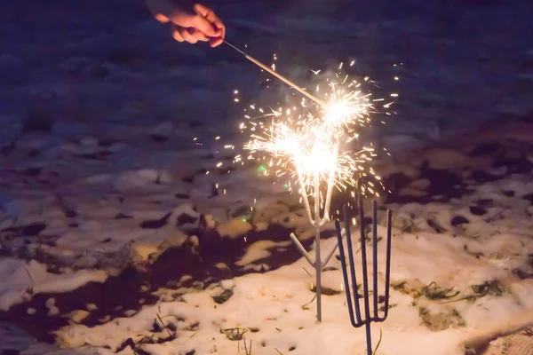 Basis feestelijke Bright Sparks Bengali Fire Christmas design kopie ruimte op sneeuw achtergrond — Stockfoto