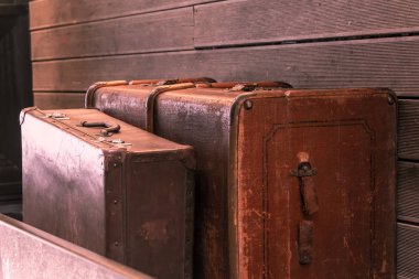 büyük kahverengi bagaj küçük vintage eski bavul çifti koyu