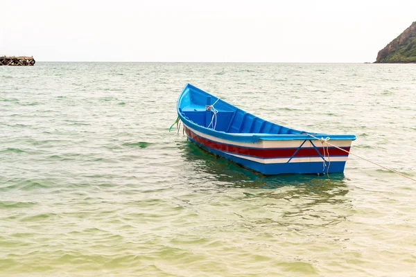 Eenzame boot in de oceaan open water verloren roeiboot vissen Azië — Stockfoto
