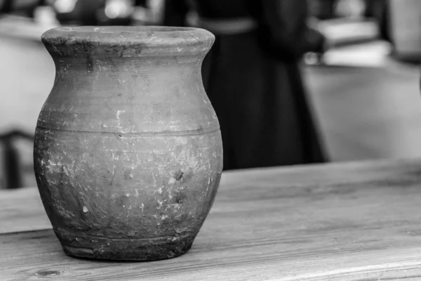 Projeto monocromático cerâmica mini espaço de cópia jarro de argila artesanato tradicional — Fotografia de Stock