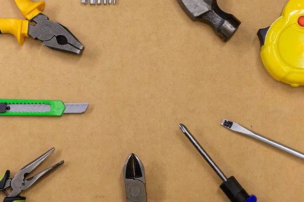 Outils à main métal gris chromé couteau construction tournevis pince ruban mesure règle — Photo
