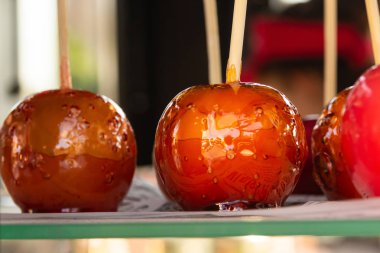 lezzetli parlak elma karamel kaplı ahşap sopa seti tatlı noel fuarı