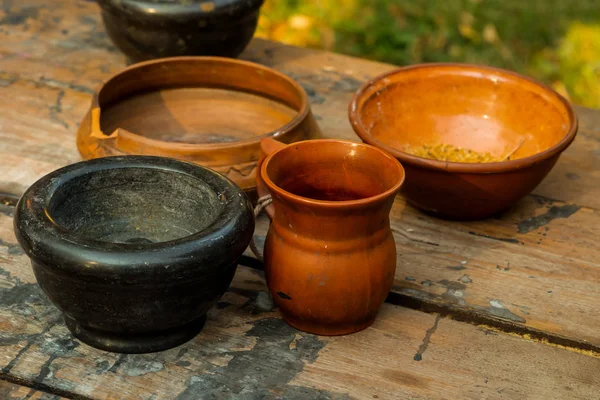 Set de cerámica marrón placa profunda jarra taza mortero conjunto cocina rústica en mesa de madera — Foto de Stock
