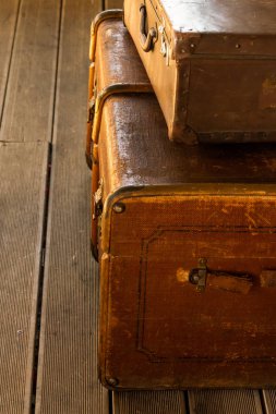 retro büyük kahverengi bagaj dikey fotoğraf geleneksel deri bavul güvenilir