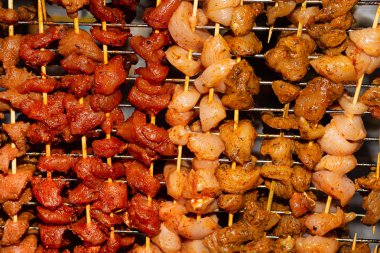 dikey şiş şişler et marine terbiyeli terbiyeli kırmızı biber kütük lezzetli lezzetli