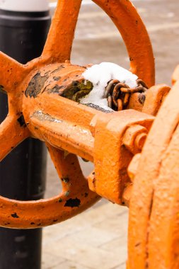 dikey arka plan mühendisliği güçlü vana yakın kar ile kaplı