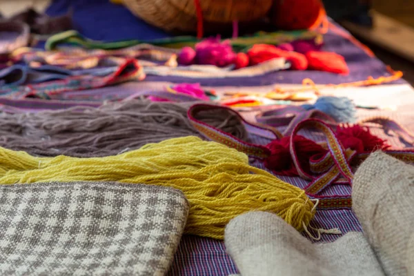 Hilado de lana tela amarilla brillante creación de material a cuadros reparación de ropa juego de costuras — Foto de Stock
