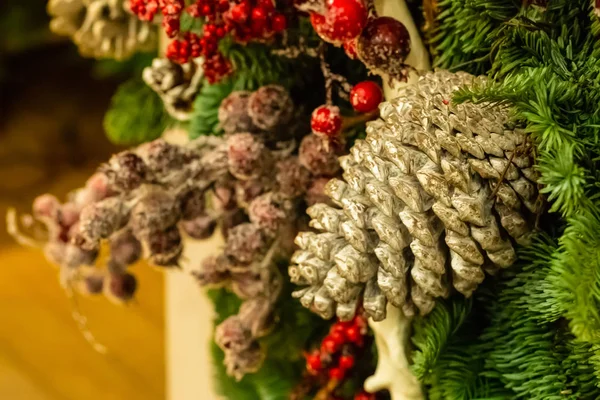装飾お祝いの大きなバンプホリー赤いベリー雪で覆われたお祝いのデザインベースクリスマス — ストック写真