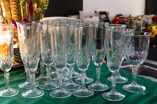 Masa standı şarap bardakları şeffaf uzatılmış tatil seti için hazırlanıyor birçok bardak — Stok fotoğraf