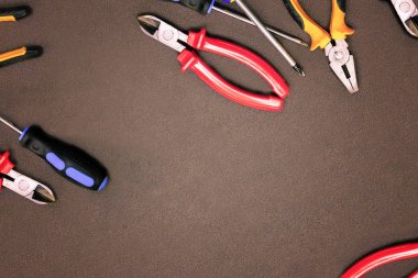 kazık takım evi sihirbaz çifti kırmızı nippers mavi tornavida arka plan tasarım kemeri